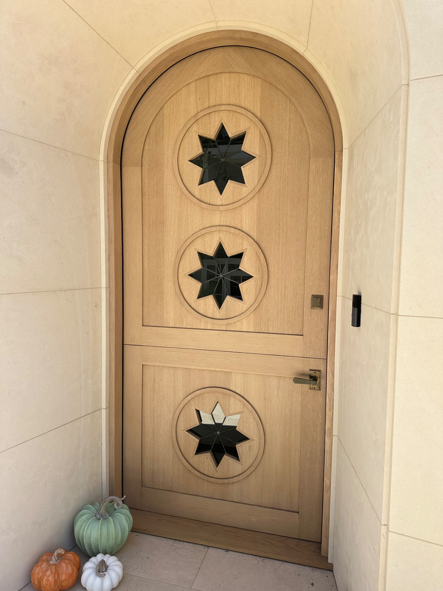 ED-30 — Rift Oak Full Arch Dutch Door with Leaded Glass Stars