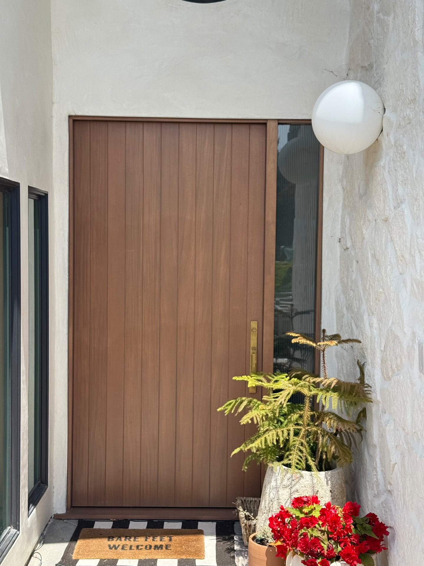 ED-04 — Vertical Plank Entry Door with Reeded Glass Sidelight