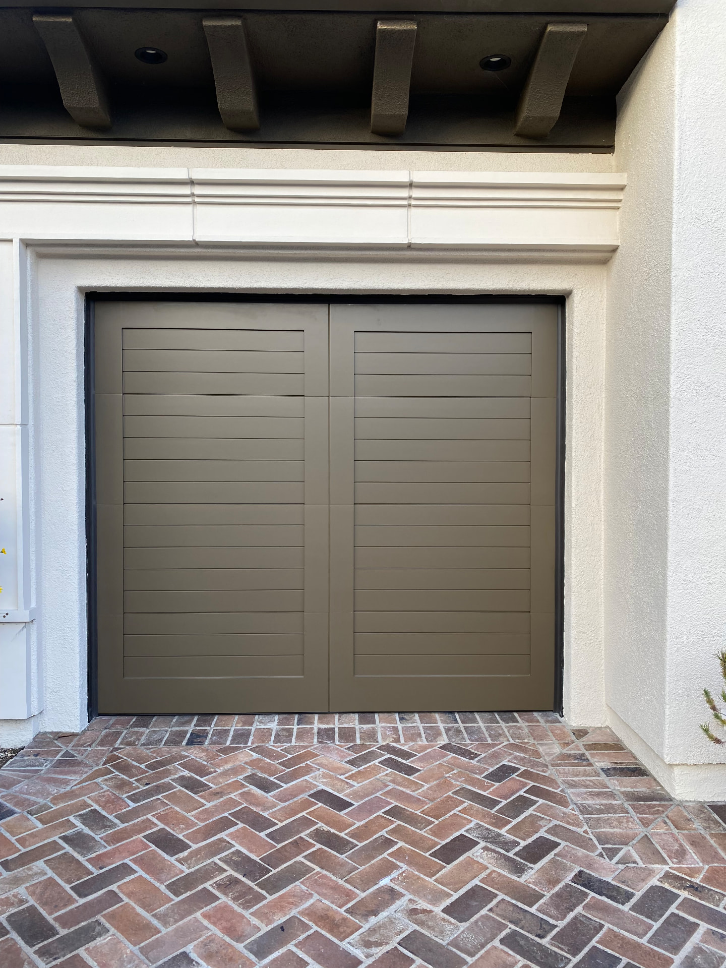 GD-17 — Modern Slat Carriage Garage Door