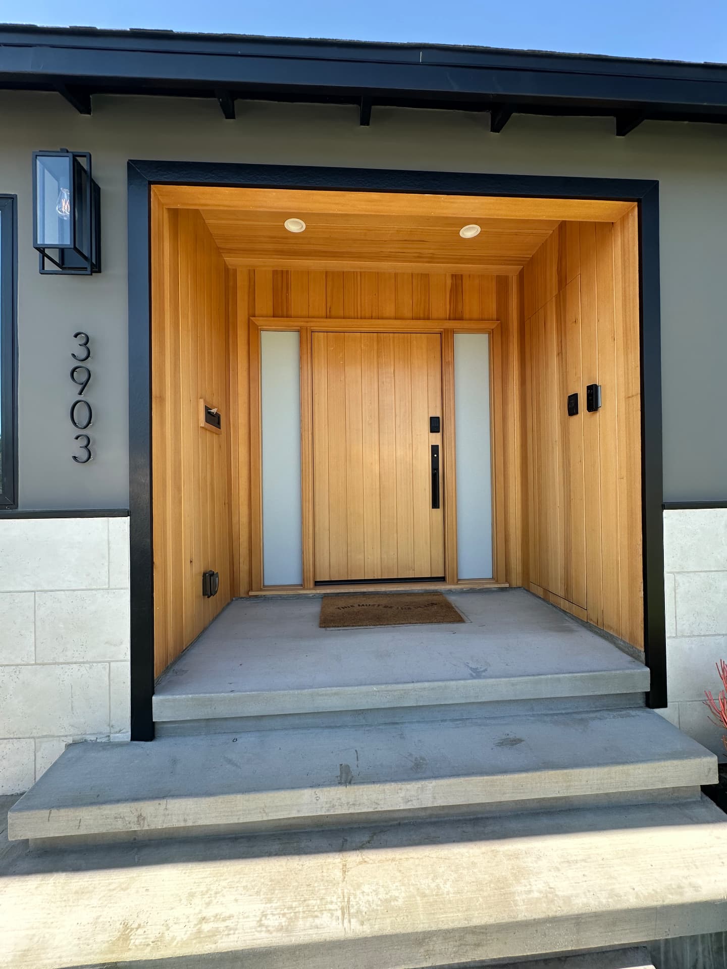 ED-19 — Vertical VG Hemlock Entry Door with White Laminated Sidelights 