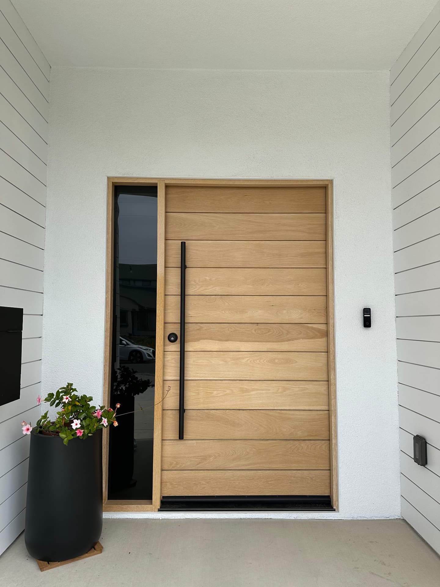 ED-16 — White Oak Slat Entry with Long Black Pull