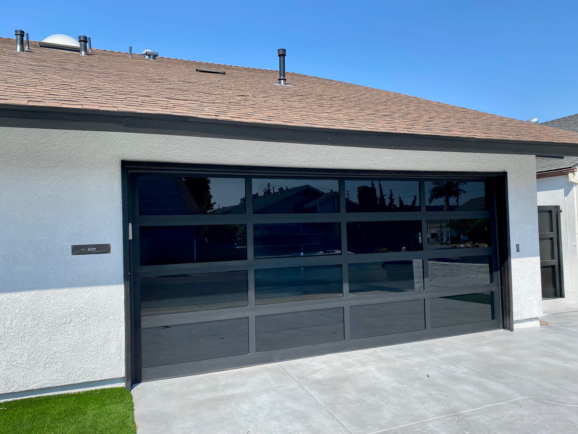 GD-21 — Modern Aluminum and Glass Garage Door