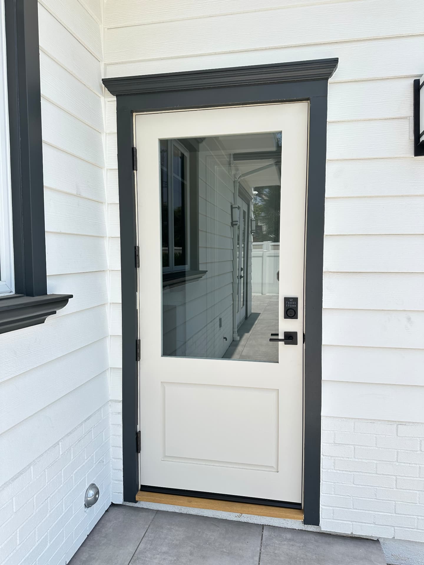 ED-21 — Single Light with Raised Panel Paint Grade Door